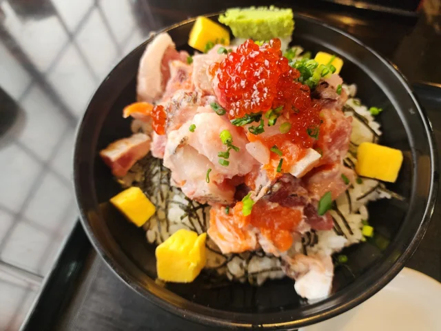 漁師の船上まかない丼