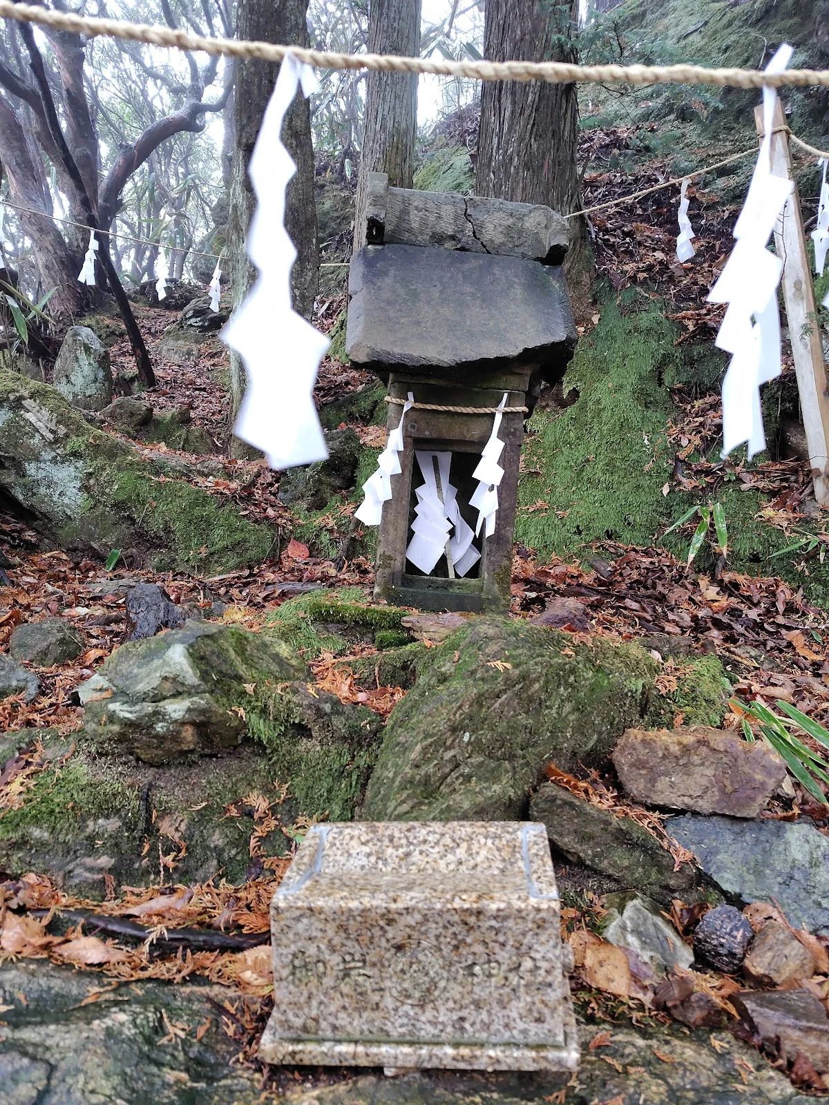 石柱のあるお宮(御岩神社御神体)