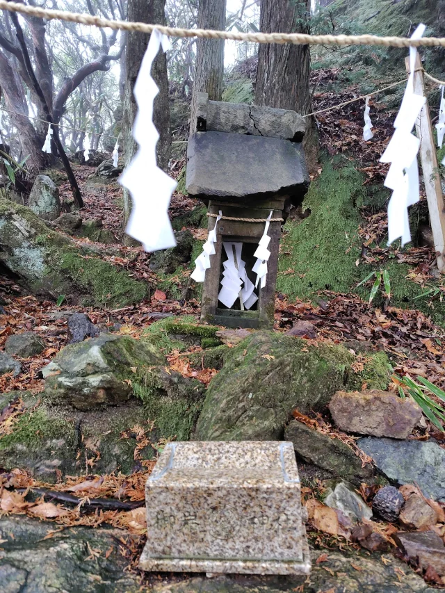 石柱のあるお宮(御岩神社御神体)