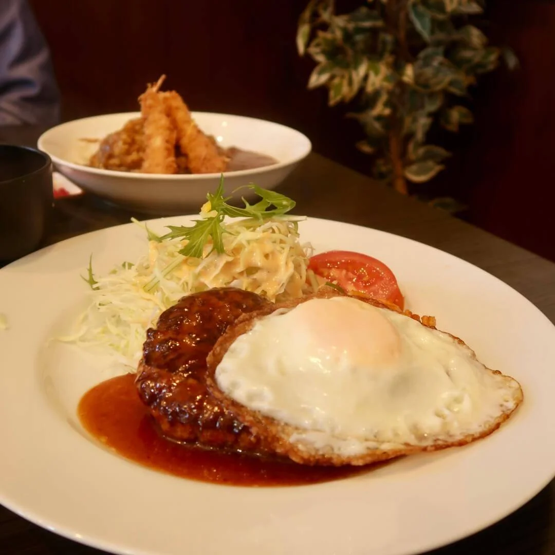 目玉付きのデミグラスハンバーク定食