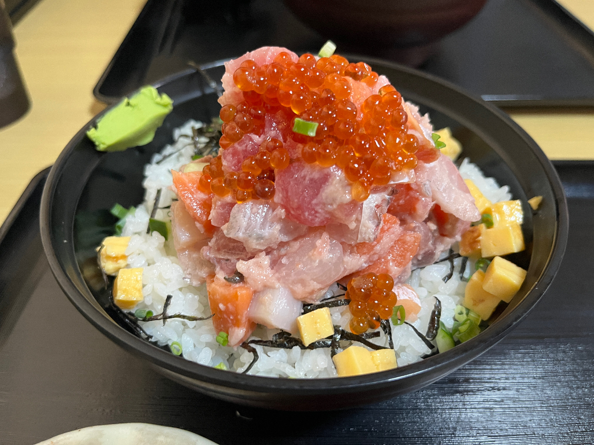 漁師の船上まかない丼